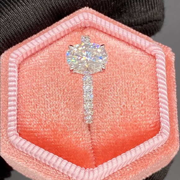 2.48ct moissanite ring with certificate - Picture 8 of 12